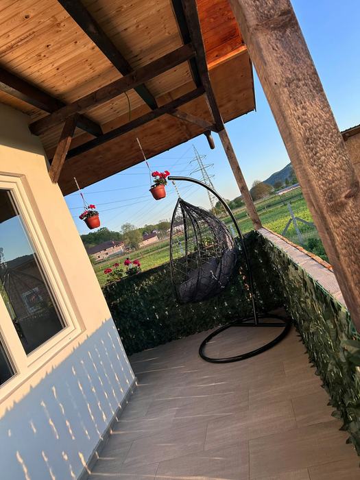 Balcon cu scaun suspendat