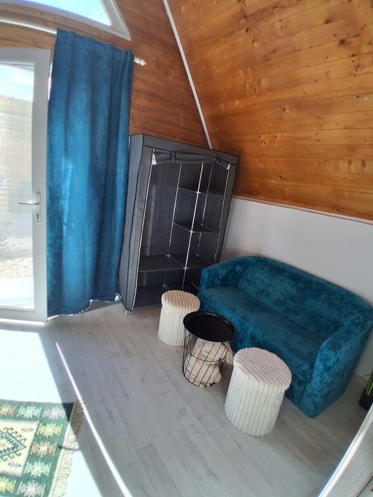 Cameră cu canapea și ușă spre balcon