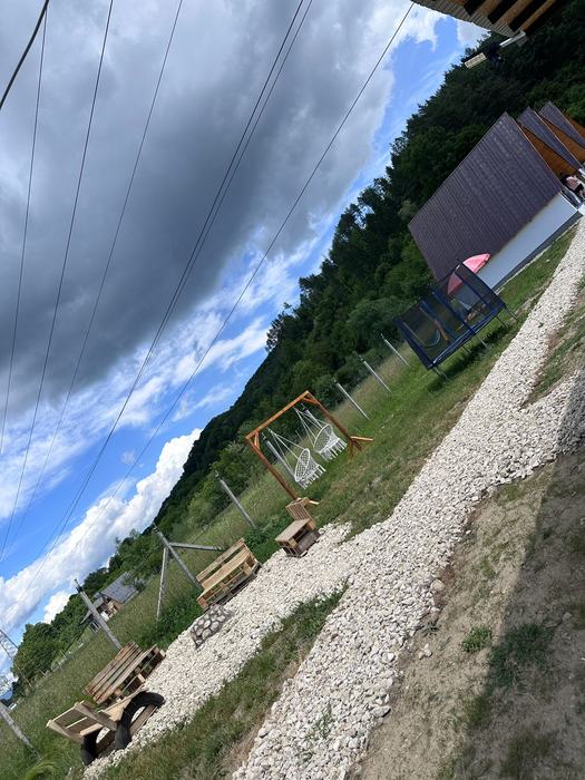 Curtea și aleea dintre cabane