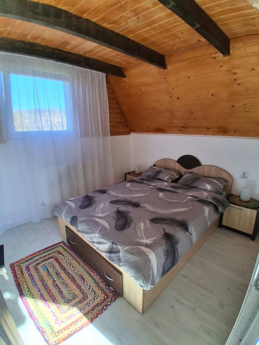 Dormitor luminos cu pat dublu